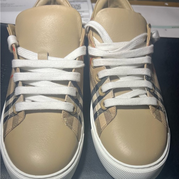 Size 37 Burberry sneaker only worn once - Picture 1 of 7